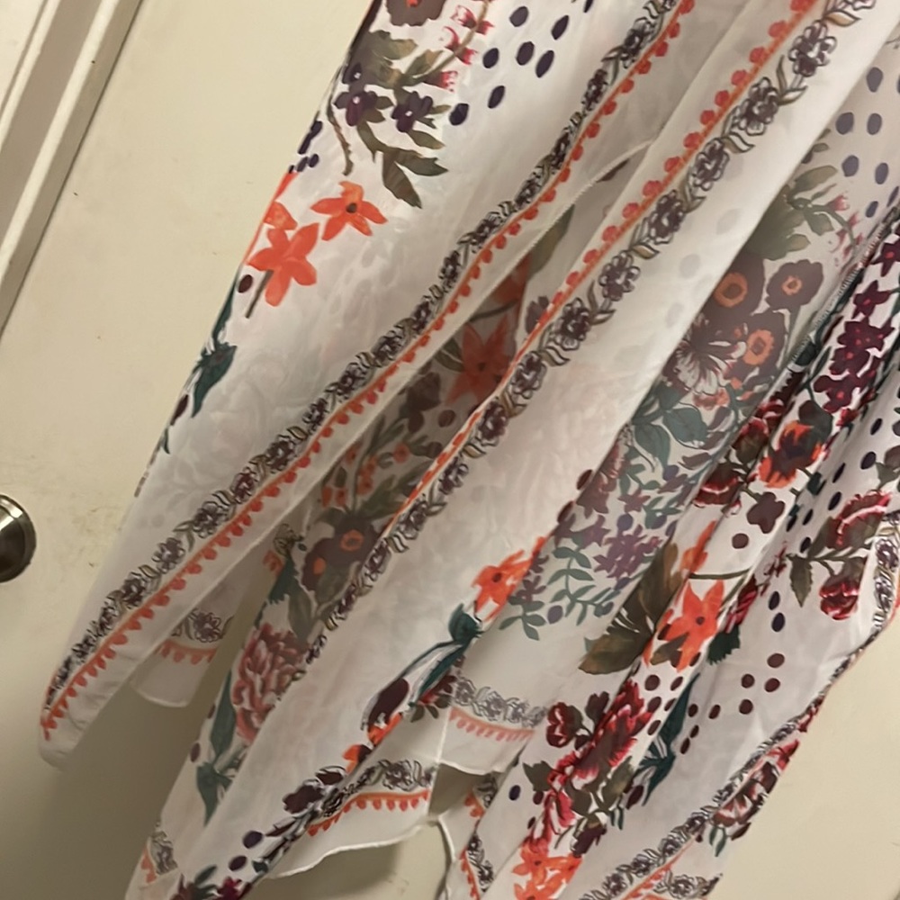 Floral Open-Front Kimono Shrug in White and Red - Picture 3 of 4